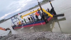 Een straalzuigbagger voert testwerk in een rivier in Indonesië uit